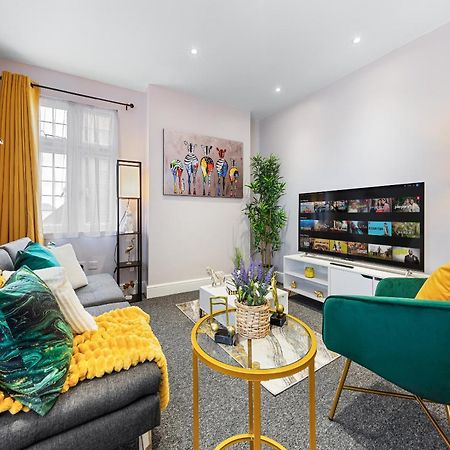 Elegant 2Br London Hideaway- King Bed, Sleeps 6 - Parking- Instant Book- 20 Percent Off Limited Time! バーネット エクステリア 写真