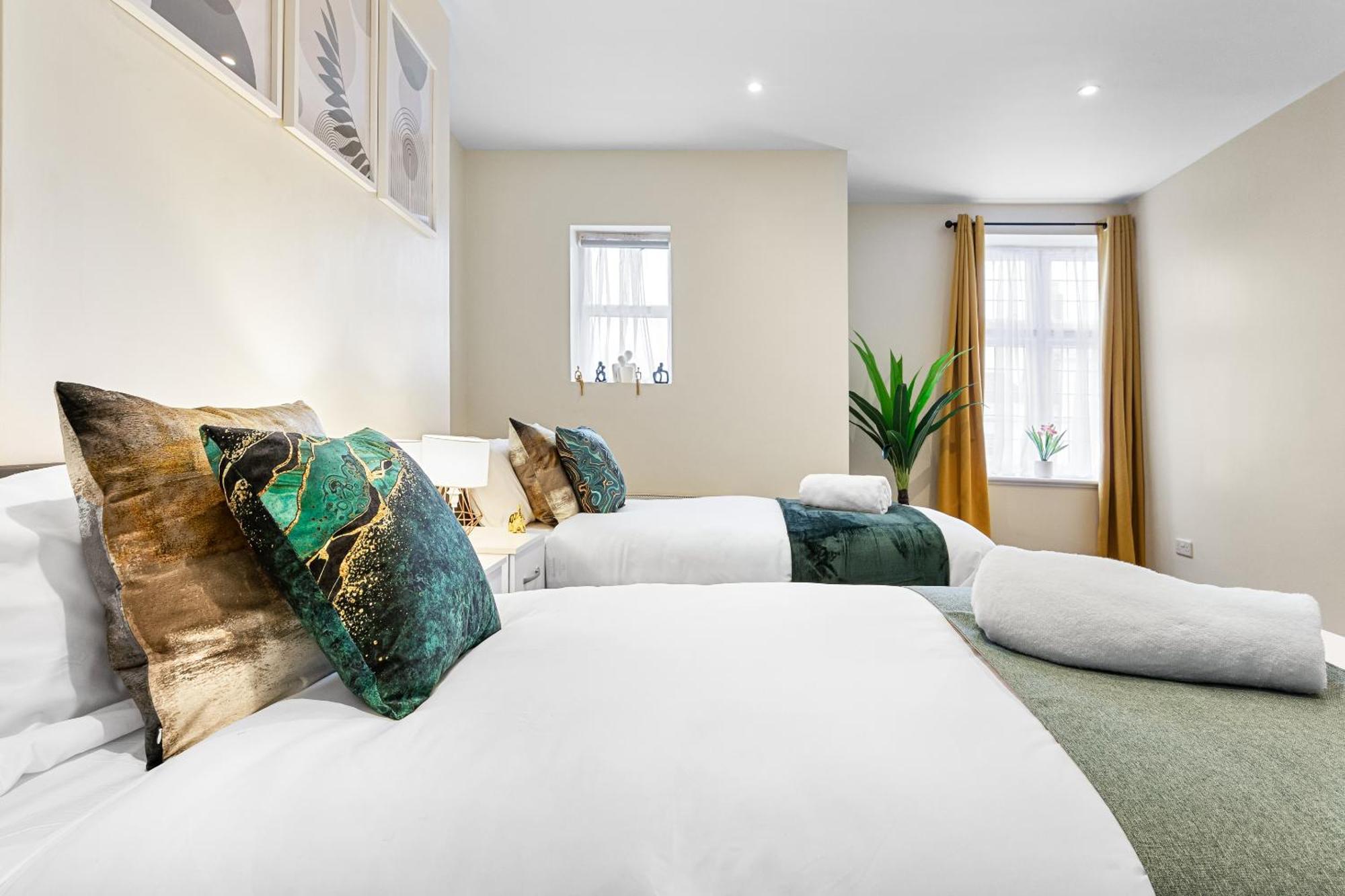 Elegant 2Br London Hideaway- King Bed, Sleeps 6 - Parking- Instant Book- 20 Percent Off Limited Time! バーネット エクステリア 写真