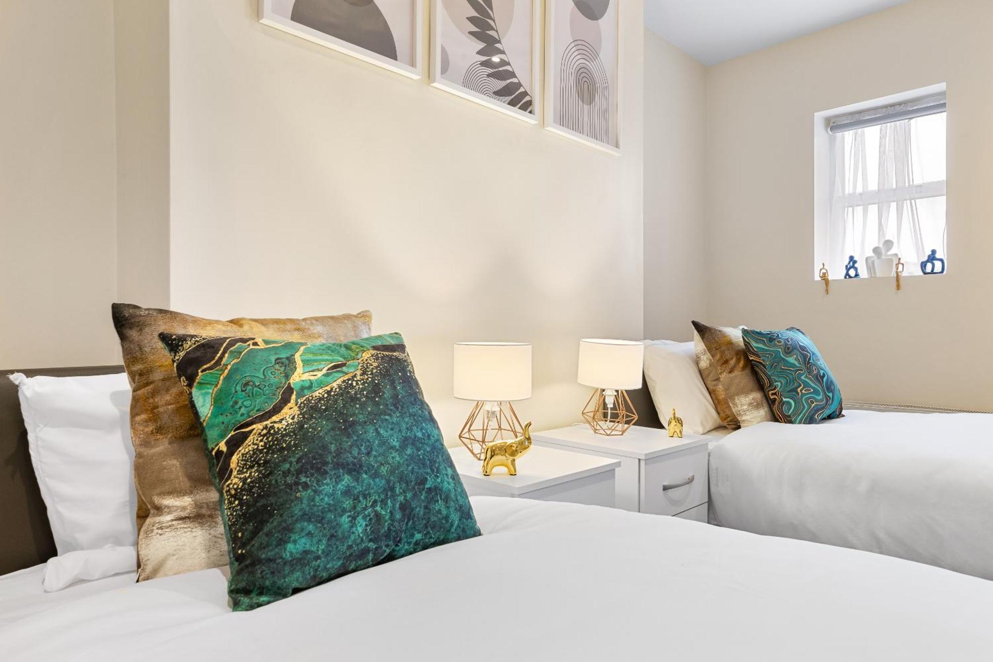 Elegant 2Br London Hideaway- King Bed, Sleeps 6 - Parking- Instant Book- 20 Percent Off Limited Time! バーネット エクステリア 写真