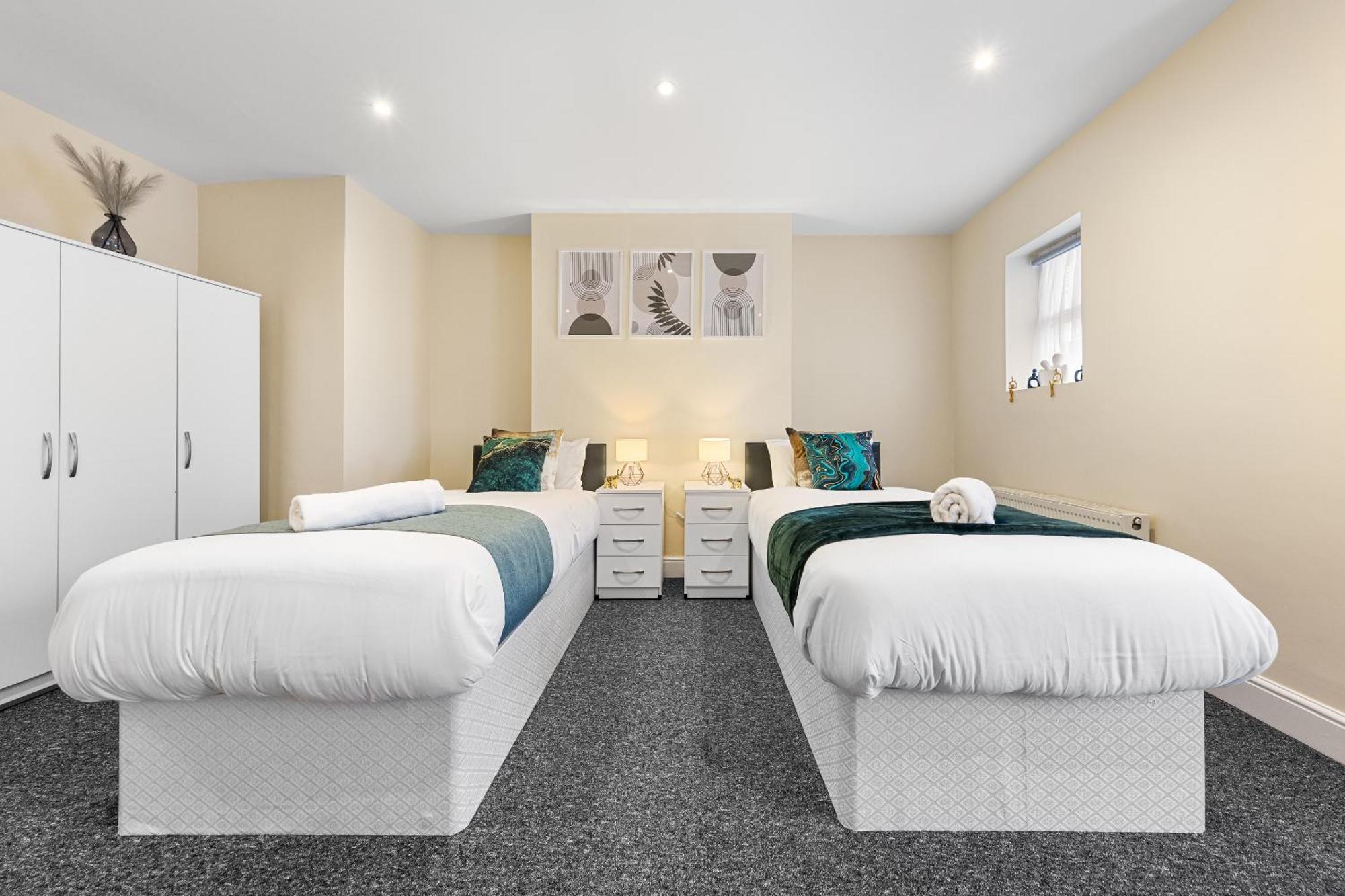 Elegant 2Br London Hideaway- King Bed, Sleeps 6 - Parking- Instant Book- 20 Percent Off Limited Time! バーネット エクステリア 写真