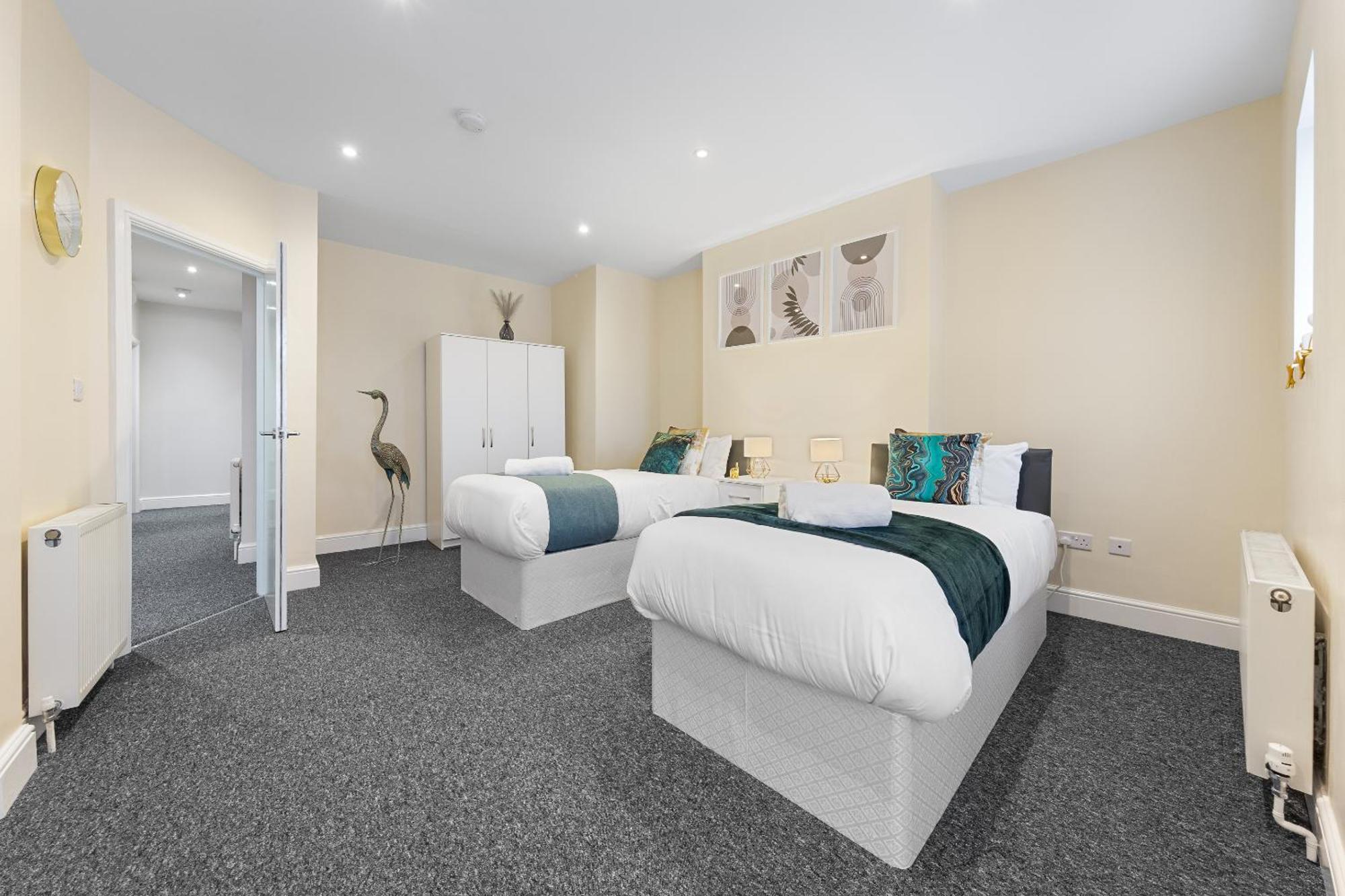 Elegant 2Br London Hideaway- King Bed, Sleeps 6 - Parking- Instant Book- 20 Percent Off Limited Time! バーネット エクステリア 写真