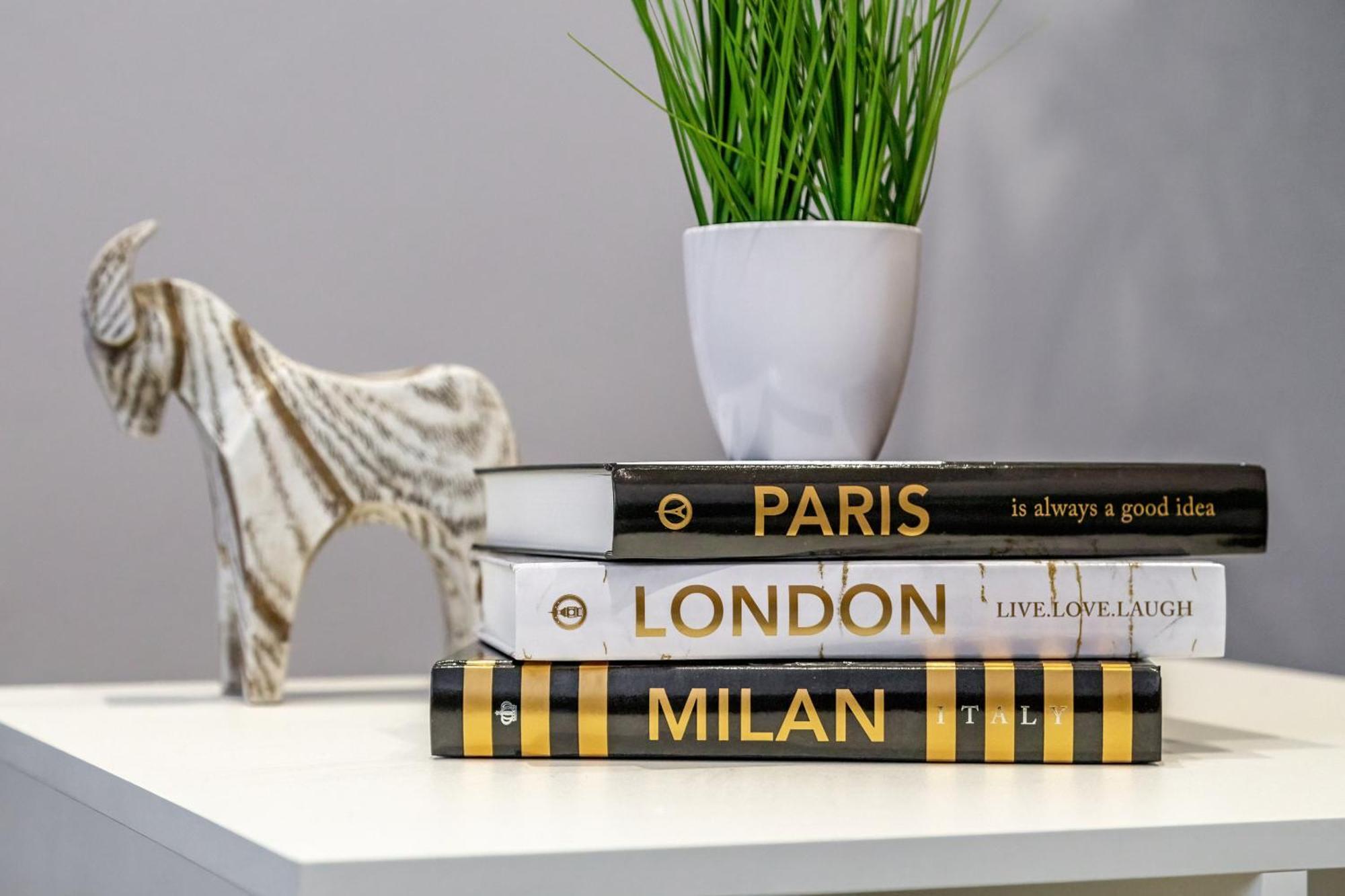 Elegant 2Br London Hideaway- King Bed, Sleeps 6 - Parking- Instant Book- 20 Percent Off Limited Time! バーネット エクステリア 写真