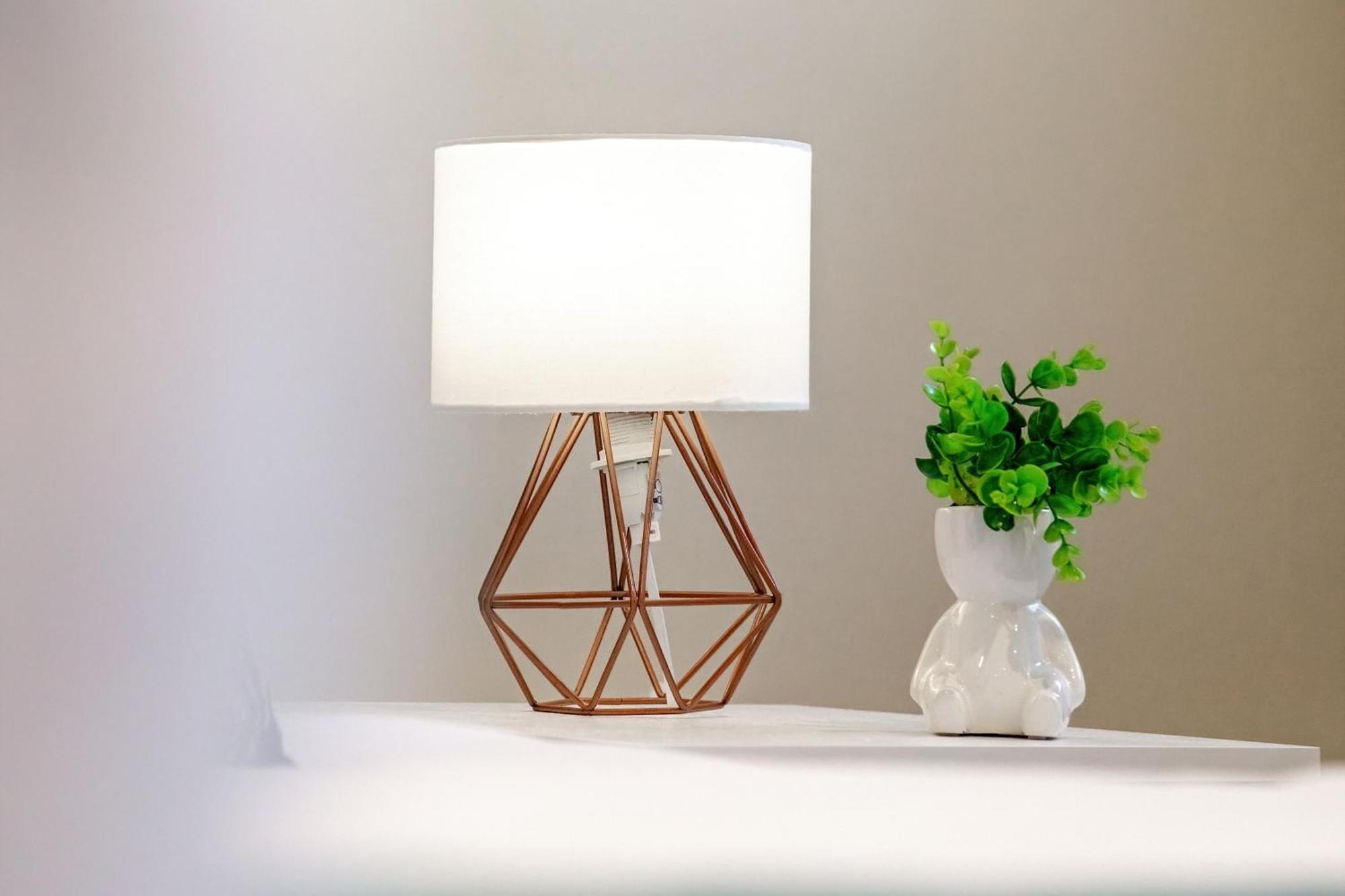 Elegant 2Br London Hideaway- King Bed, Sleeps 6 - Parking- Instant Book- 20 Percent Off Limited Time! バーネット エクステリア 写真