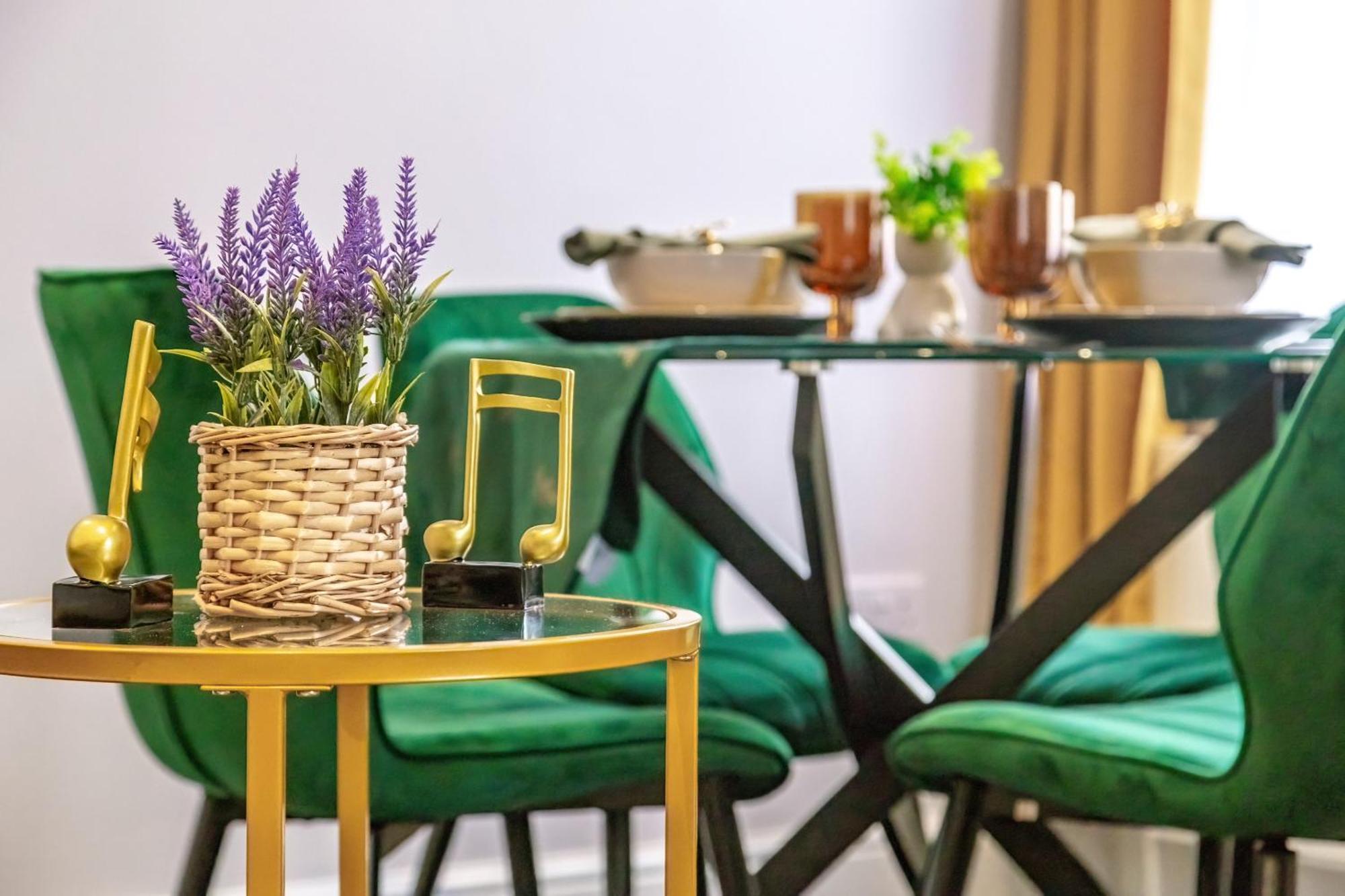 Elegant 2Br London Hideaway- King Bed, Sleeps 6 - Parking- Instant Book- 20 Percent Off Limited Time! バーネット エクステリア 写真