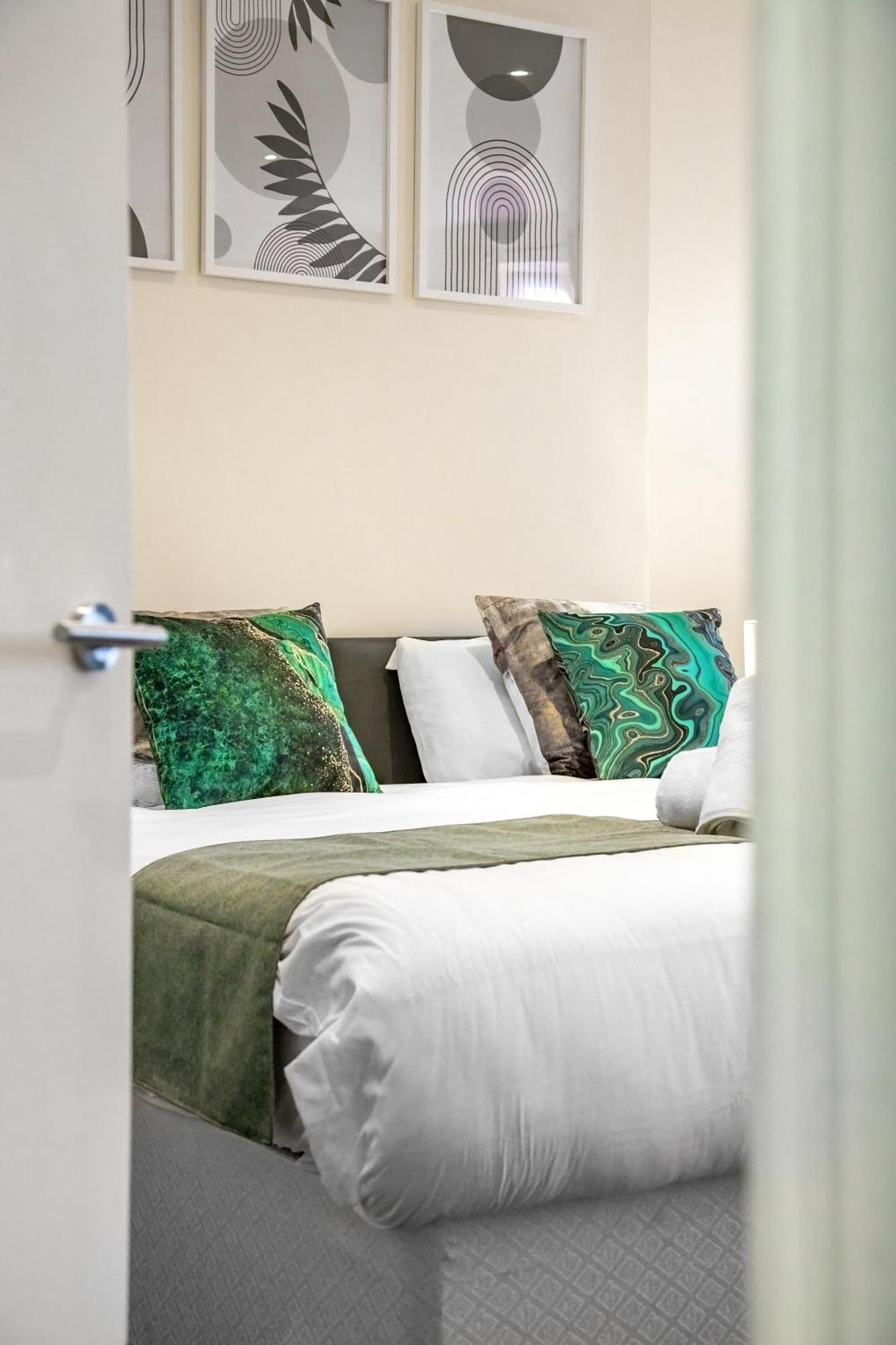 Elegant 2Br London Hideaway- King Bed, Sleeps 6 - Parking- Instant Book- 20 Percent Off Limited Time! バーネット エクステリア 写真