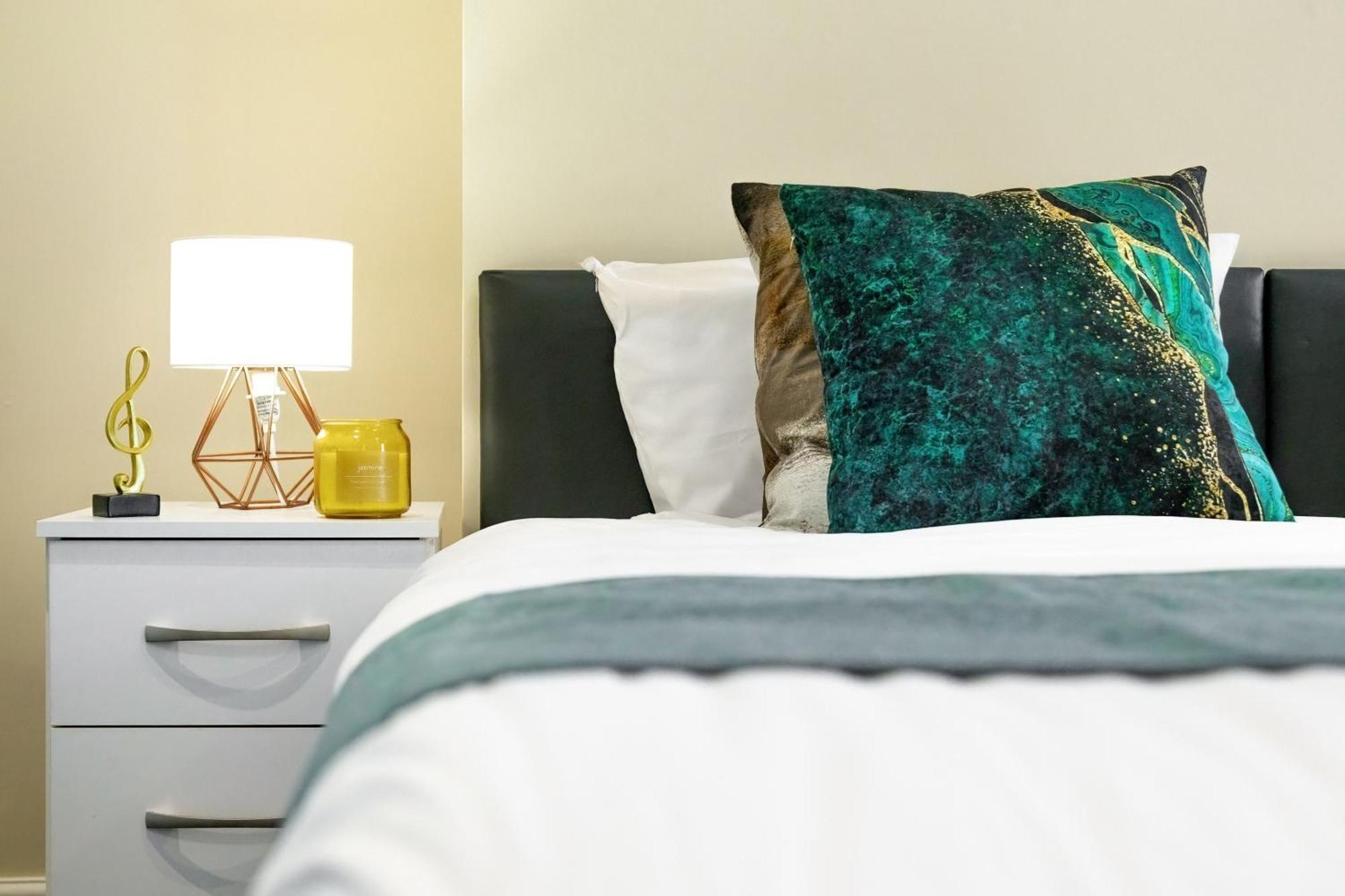 Elegant 2Br London Hideaway- King Bed, Sleeps 6 - Parking- Instant Book- 20 Percent Off Limited Time! バーネット エクステリア 写真