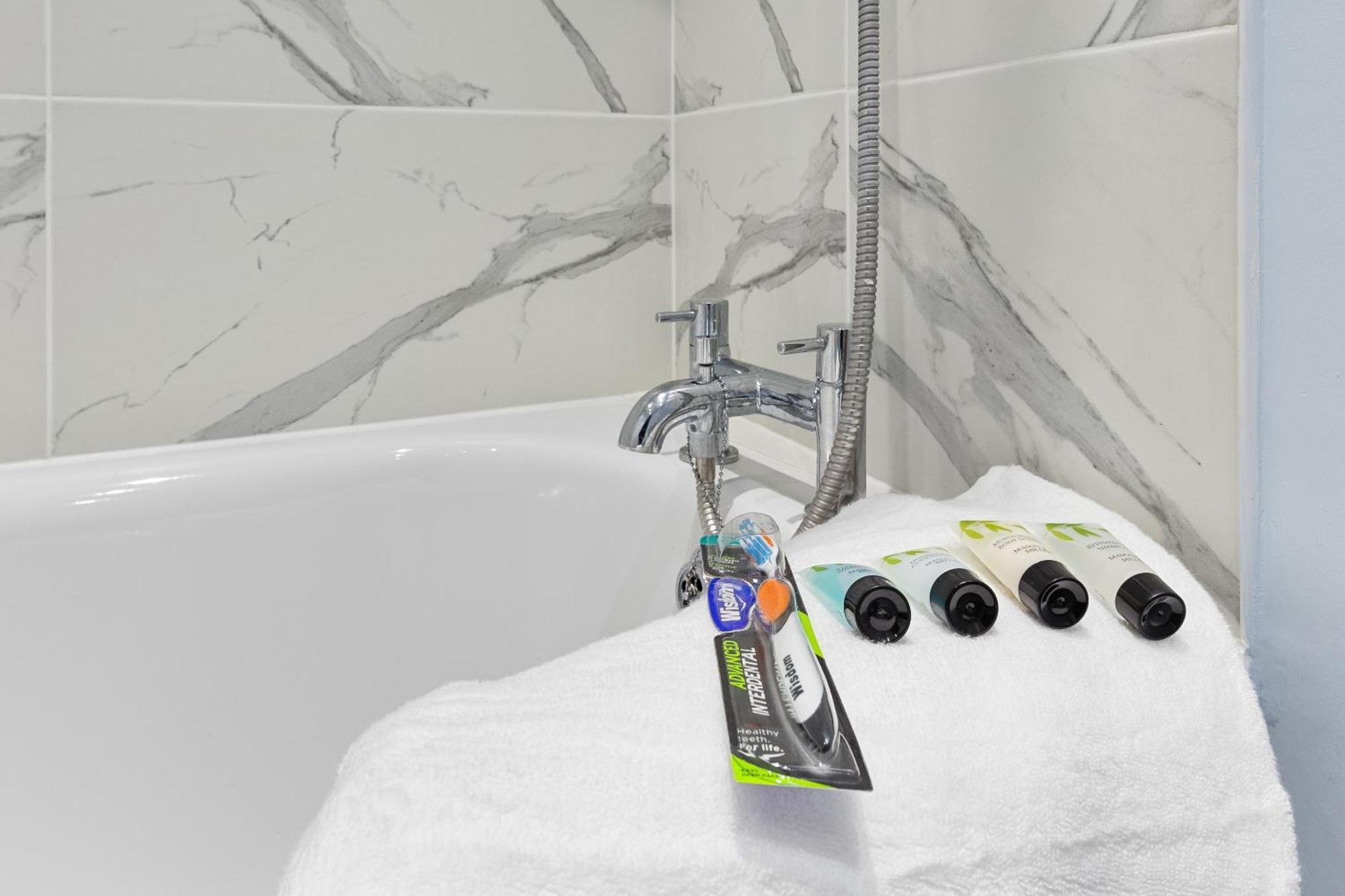 Elegant 2Br London Hideaway- King Bed, Sleeps 6 - Parking- Instant Book- 20 Percent Off Limited Time! バーネット エクステリア 写真