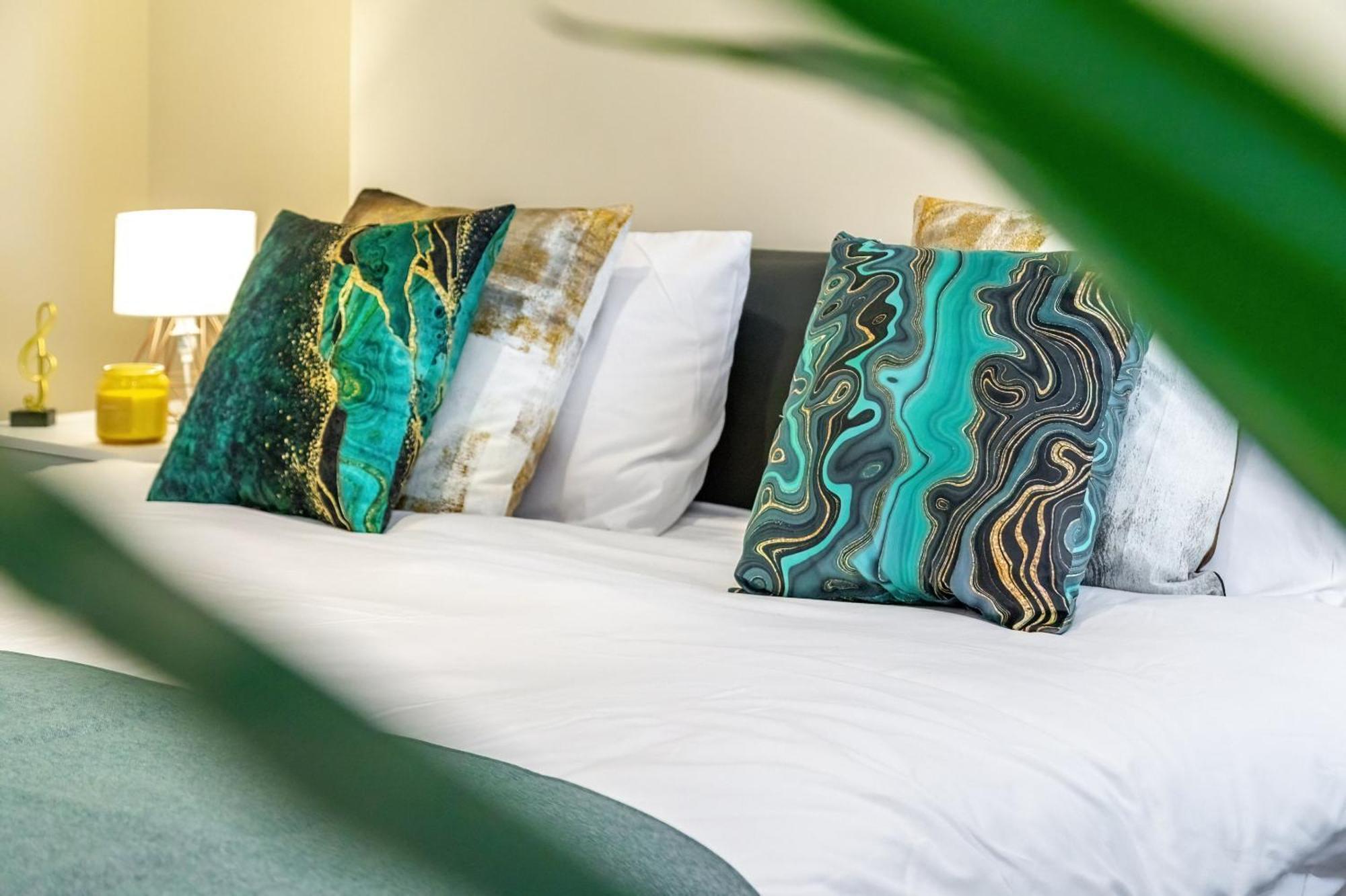 Elegant 2Br London Hideaway- King Bed, Sleeps 6 - Parking- Instant Book- 20 Percent Off Limited Time! バーネット エクステリア 写真