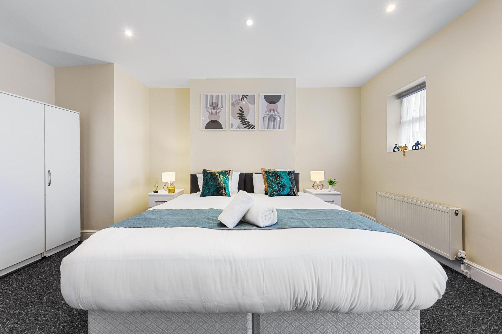 Elegant 2Br London Hideaway- King Bed, Sleeps 6 - Parking- Instant Book- 20 Percent Off Limited Time! バーネット エクステリア 写真