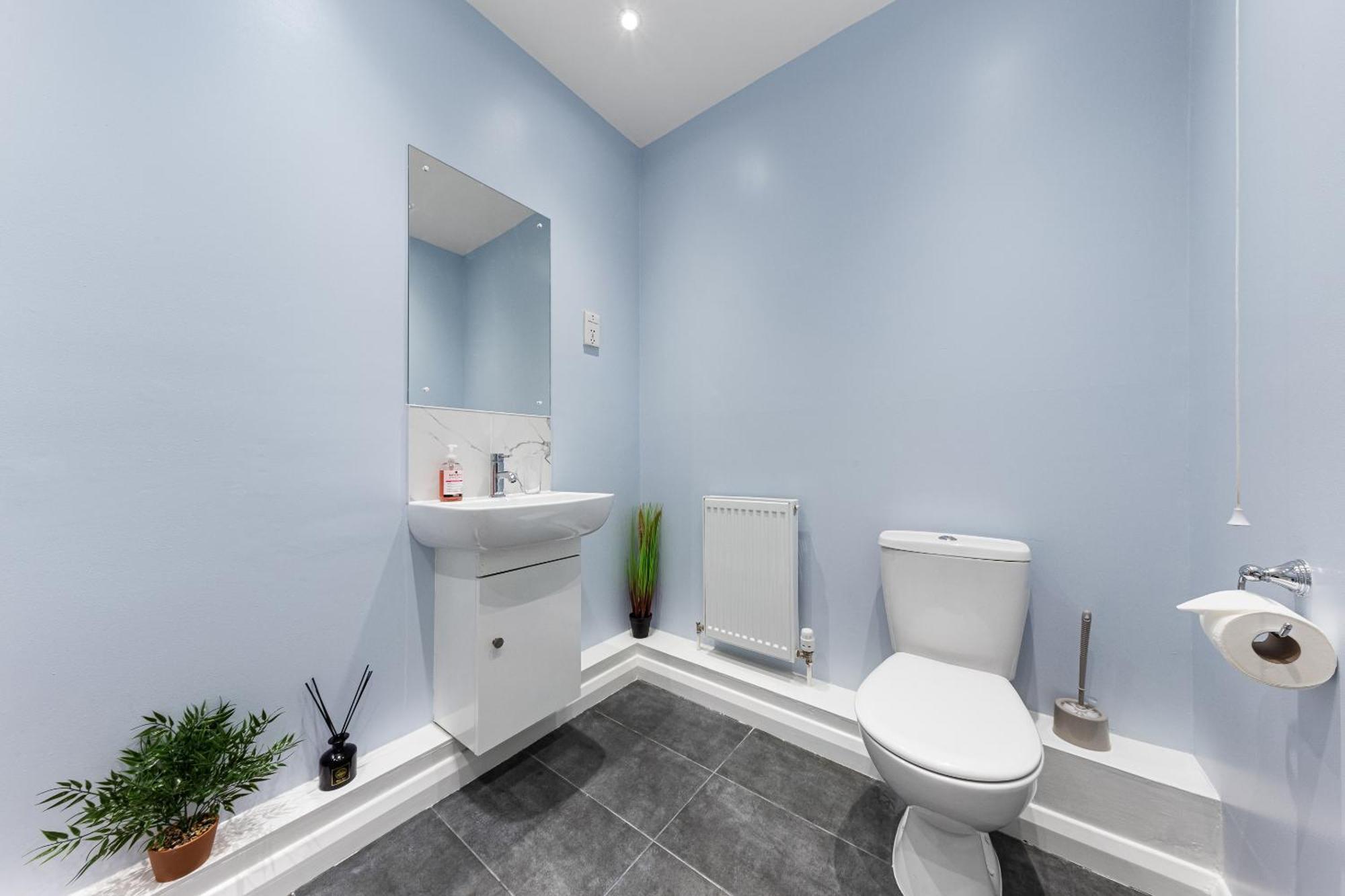 Elegant 2Br London Hideaway- King Bed, Sleeps 6 - Parking- Instant Book- 20 Percent Off Limited Time! バーネット エクステリア 写真