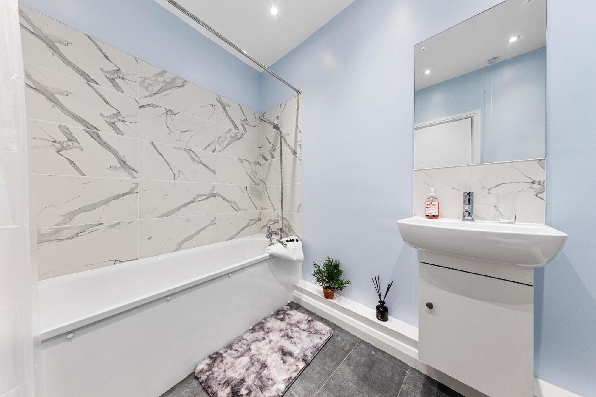 Elegant 2Br London Hideaway- King Bed, Sleeps 6 - Parking- Instant Book- 20 Percent Off Limited Time! バーネット エクステリア 写真