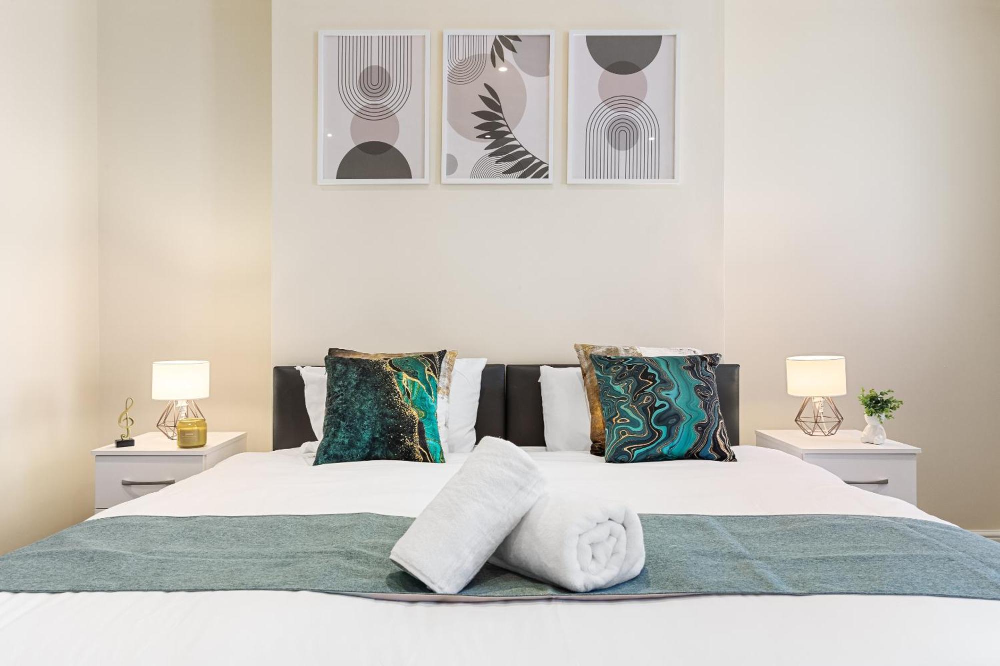 Elegant 2Br London Hideaway- King Bed, Sleeps 6 - Parking- Instant Book- 20 Percent Off Limited Time! バーネット エクステリア 写真