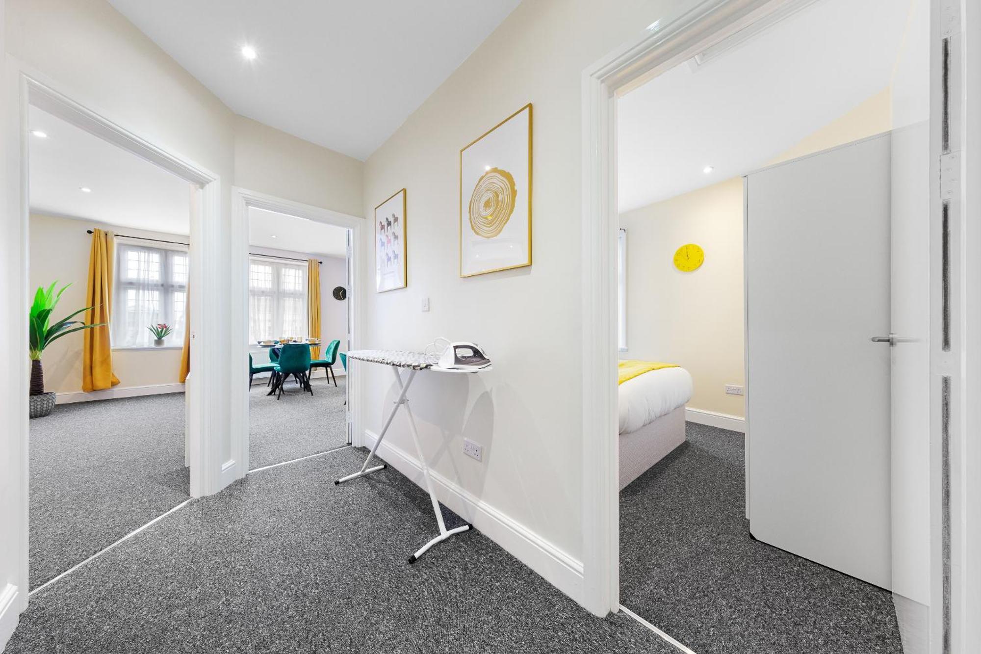 Elegant 2Br London Hideaway- King Bed, Sleeps 6 - Parking- Instant Book- 20 Percent Off Limited Time! バーネット エクステリア 写真