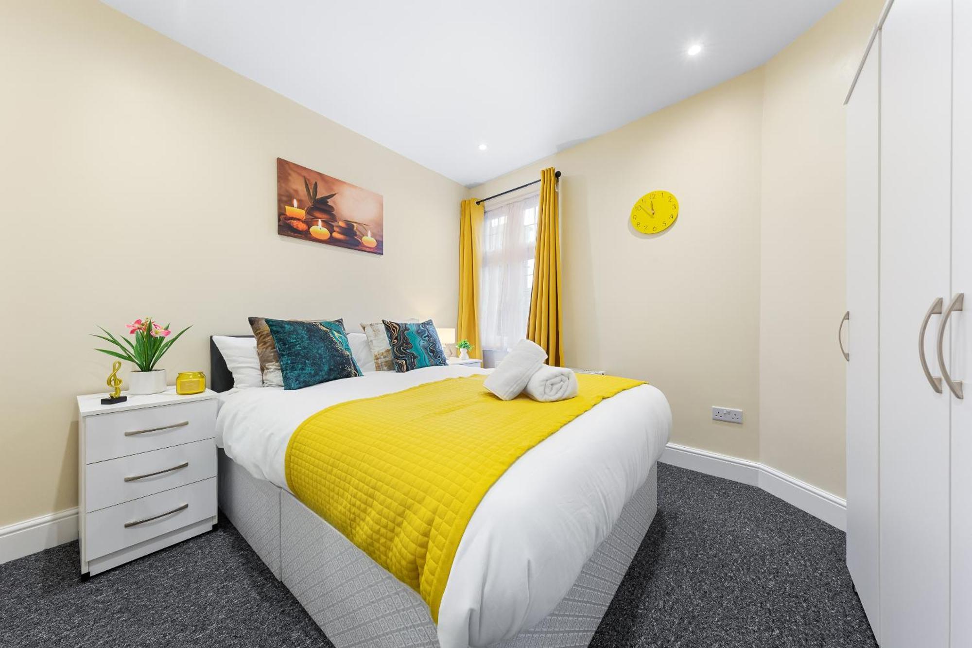Elegant 2Br London Hideaway- King Bed, Sleeps 6 - Parking- Instant Book- 20 Percent Off Limited Time! バーネット エクステリア 写真