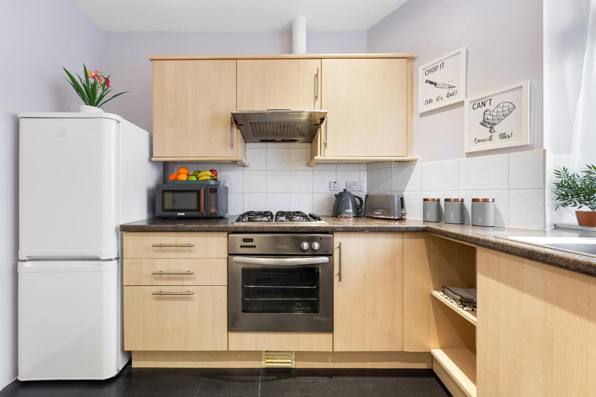 Elegant 2Br London Hideaway- King Bed, Sleeps 6 - Parking- Instant Book- 20 Percent Off Limited Time! バーネット エクステリア 写真