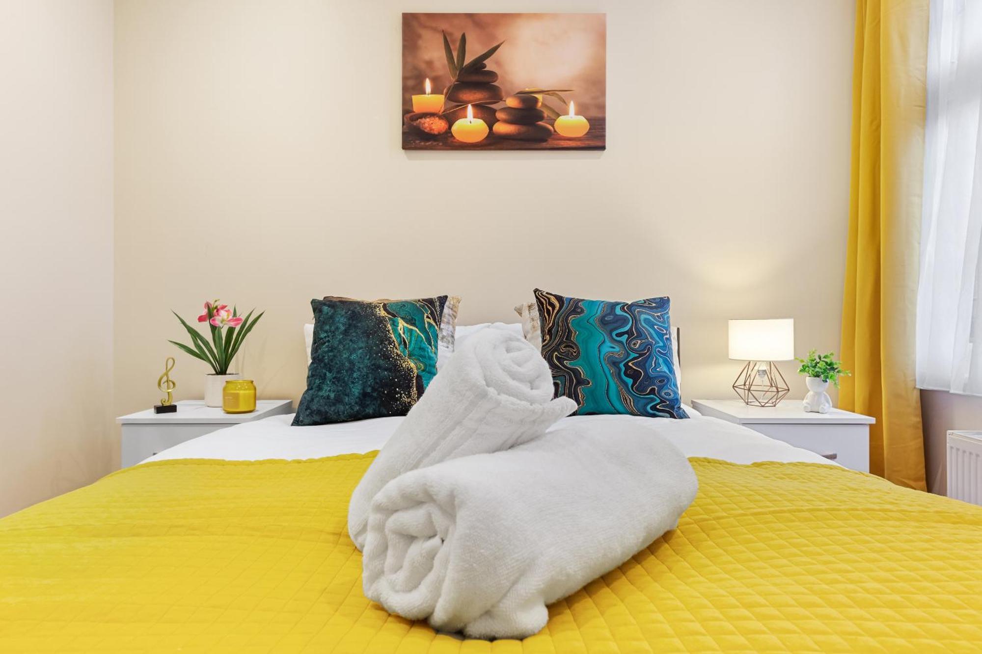 Elegant 2Br London Hideaway- King Bed, Sleeps 6 - Parking- Instant Book- 20 Percent Off Limited Time! バーネット エクステリア 写真