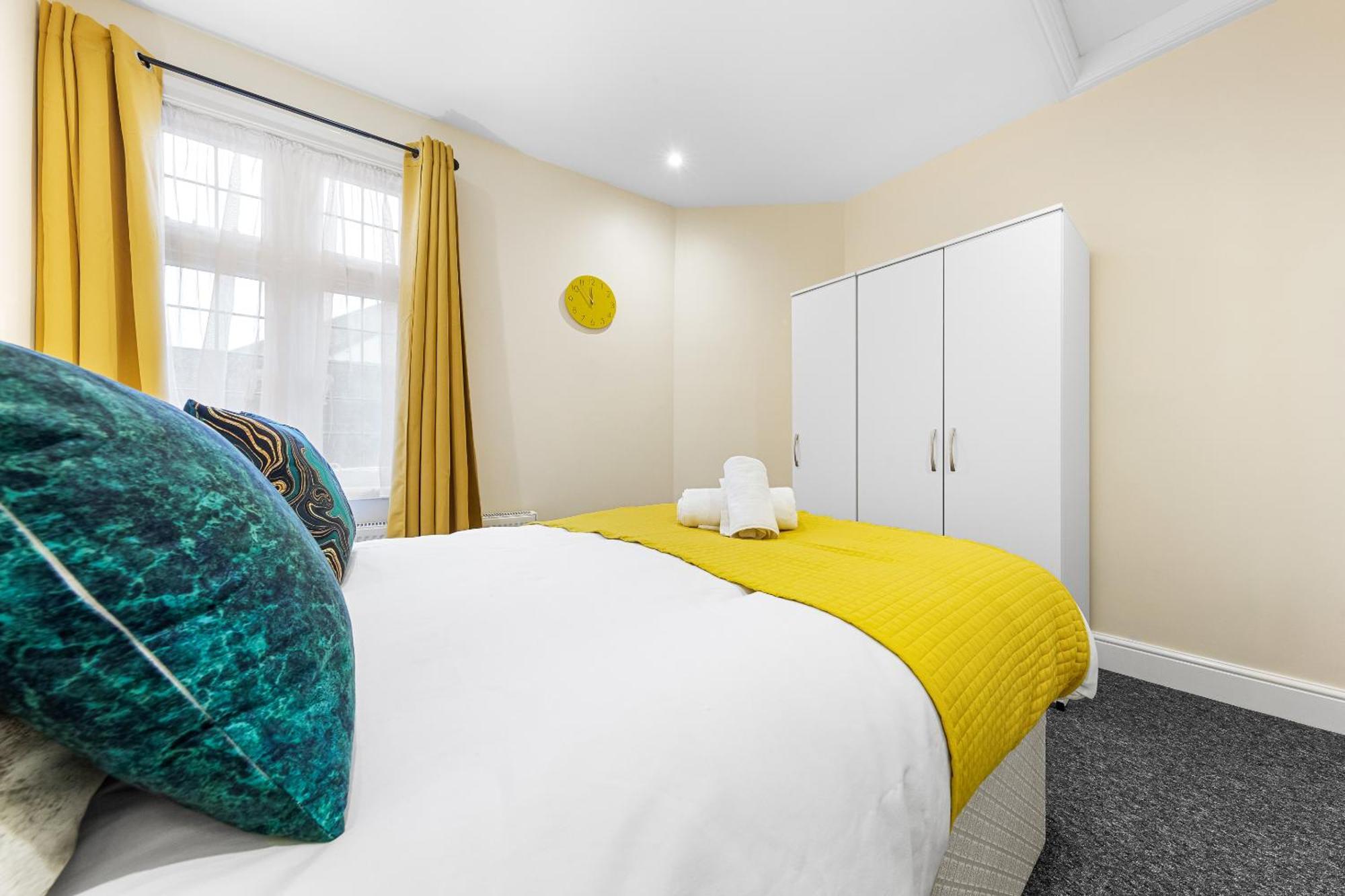 Elegant 2Br London Hideaway- King Bed, Sleeps 6 - Parking- Instant Book- 20 Percent Off Limited Time! バーネット エクステリア 写真