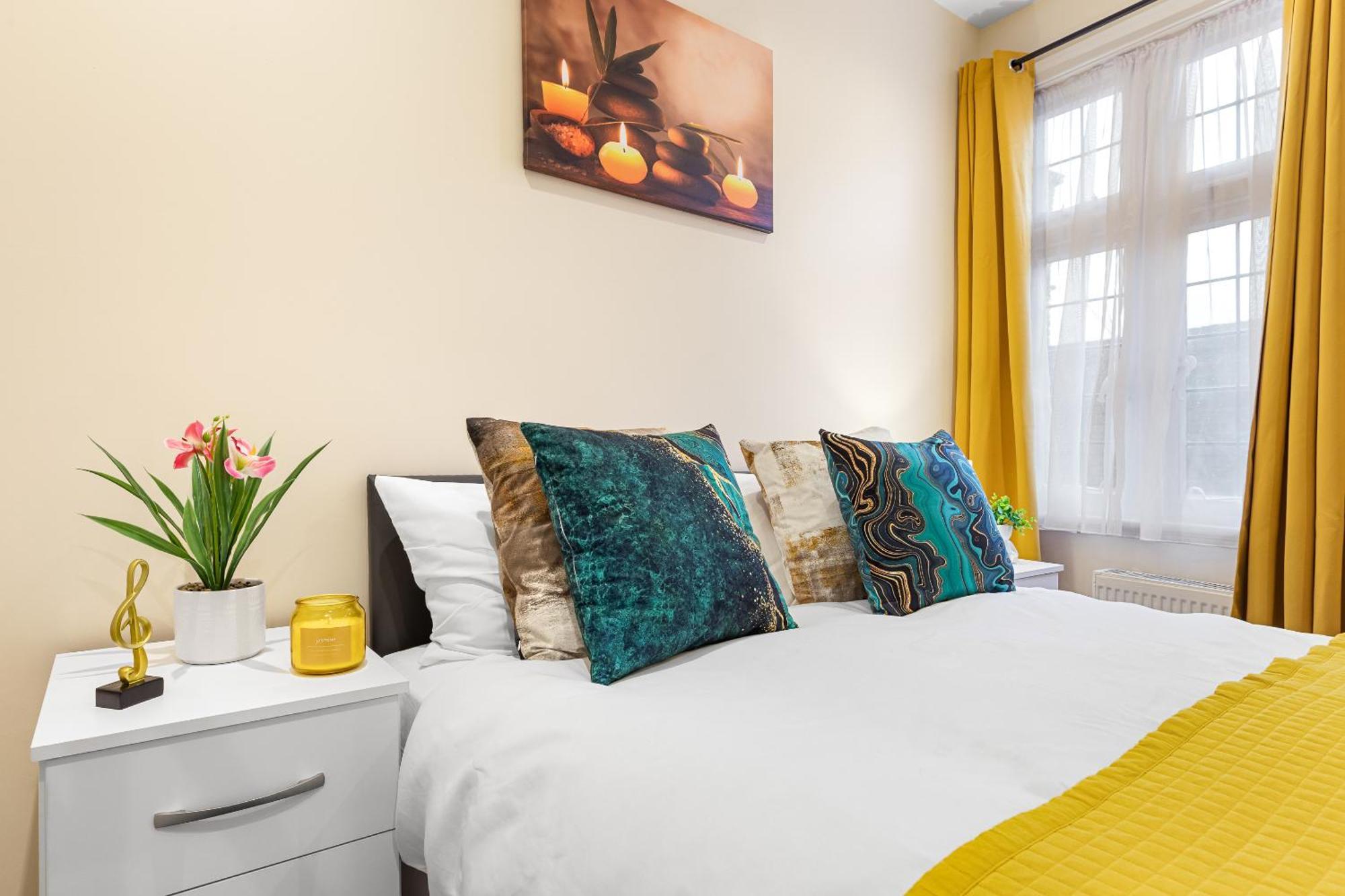 Elegant 2Br London Hideaway- King Bed, Sleeps 6 - Parking- Instant Book- 20 Percent Off Limited Time! バーネット エクステリア 写真