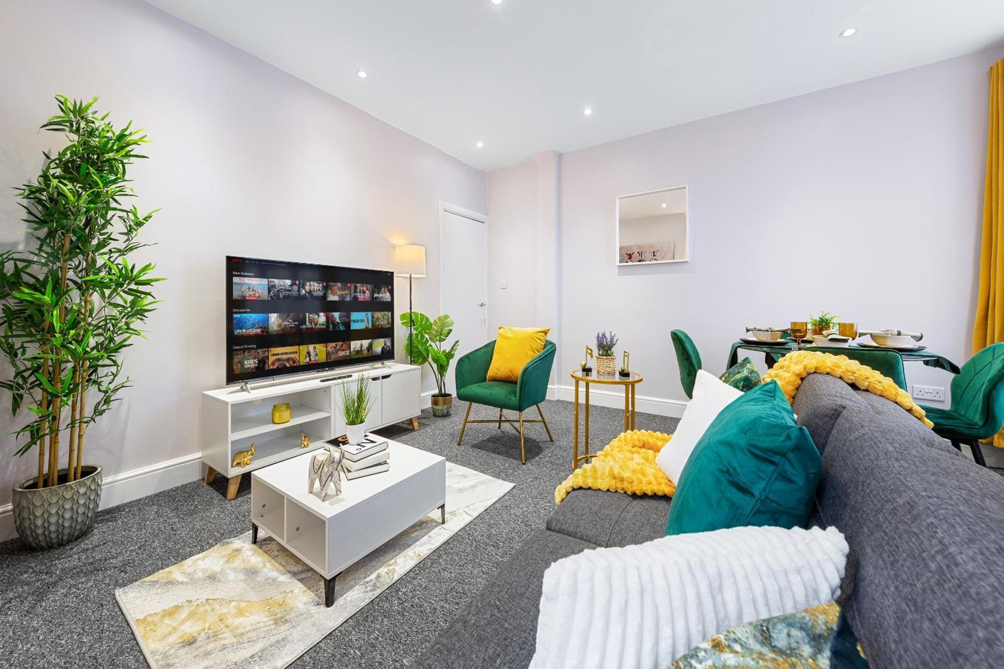 Elegant 2Br London Hideaway- King Bed, Sleeps 6 - Parking- Instant Book- 20 Percent Off Limited Time! バーネット エクステリア 写真