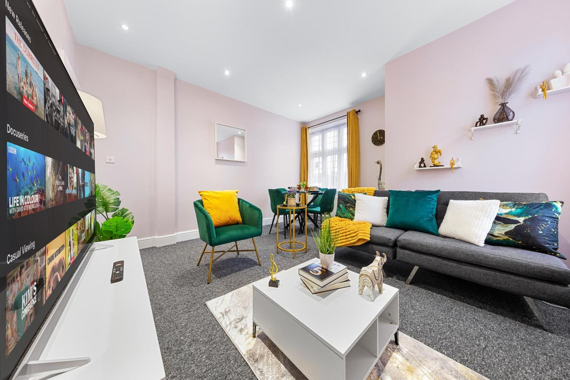 Elegant 2Br London Hideaway- King Bed, Sleeps 6 - Parking- Instant Book- 20 Percent Off Limited Time! バーネット エクステリア 写真