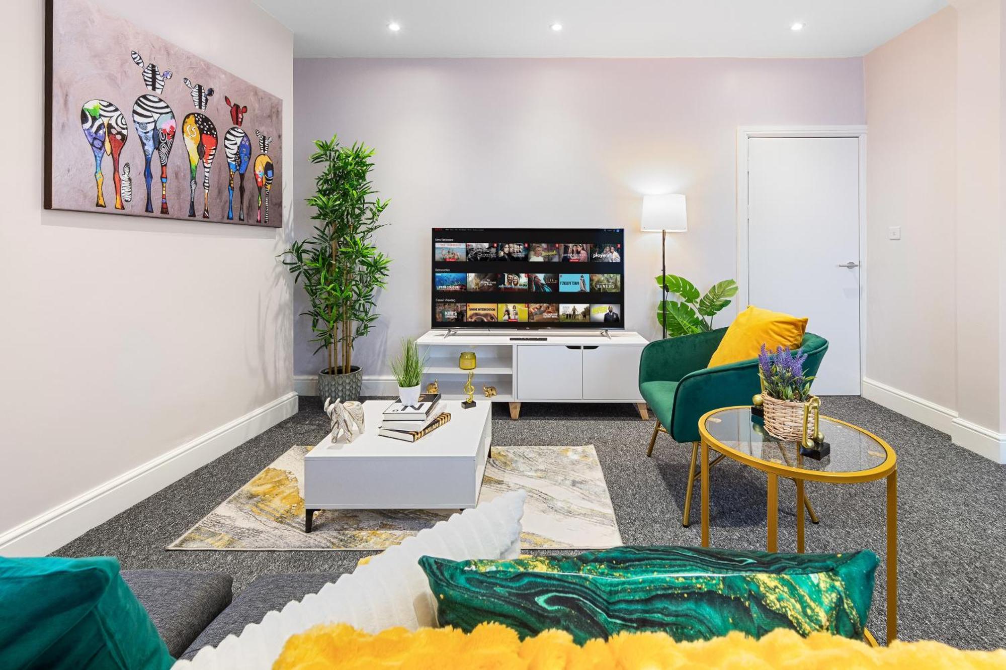 Elegant 2Br London Hideaway- King Bed, Sleeps 6 - Parking- Instant Book- 20 Percent Off Limited Time! バーネット エクステリア 写真