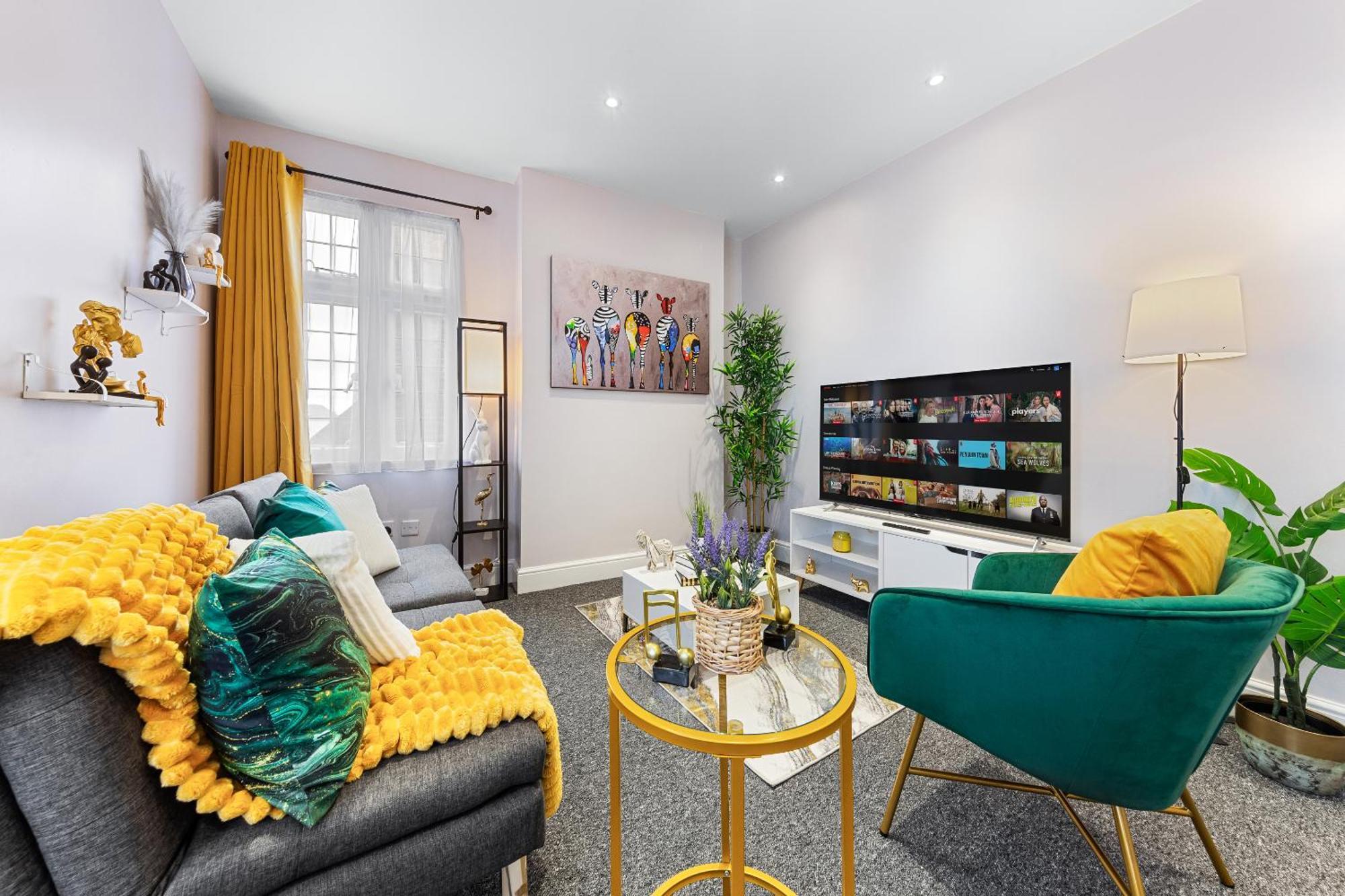 Elegant 2Br London Hideaway- King Bed, Sleeps 6 - Parking- Instant Book- 20 Percent Off Limited Time! バーネット エクステリア 写真