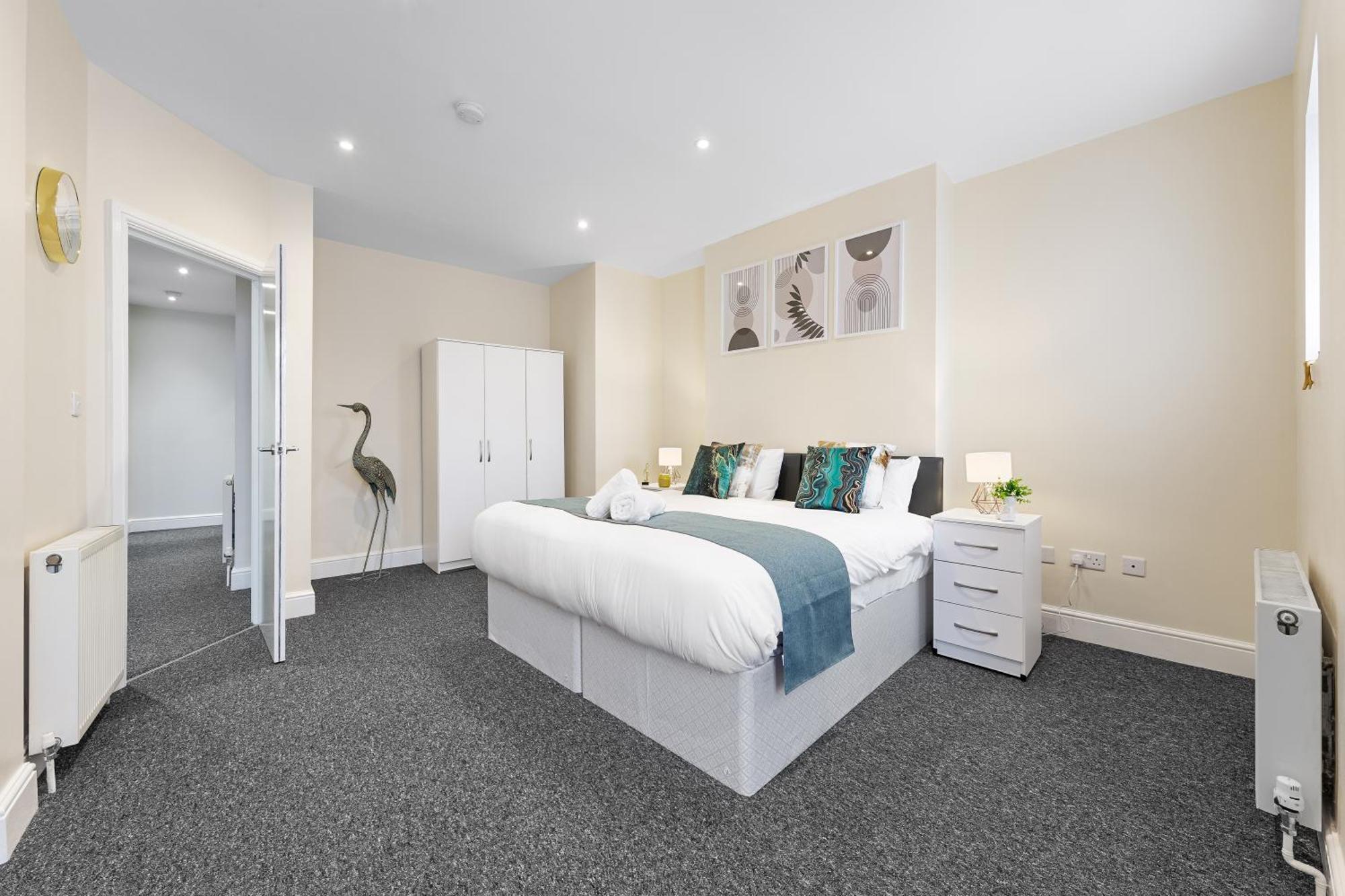 Elegant 2Br London Hideaway- King Bed, Sleeps 6 - Parking- Instant Book- 20 Percent Off Limited Time! バーネット エクステリア 写真